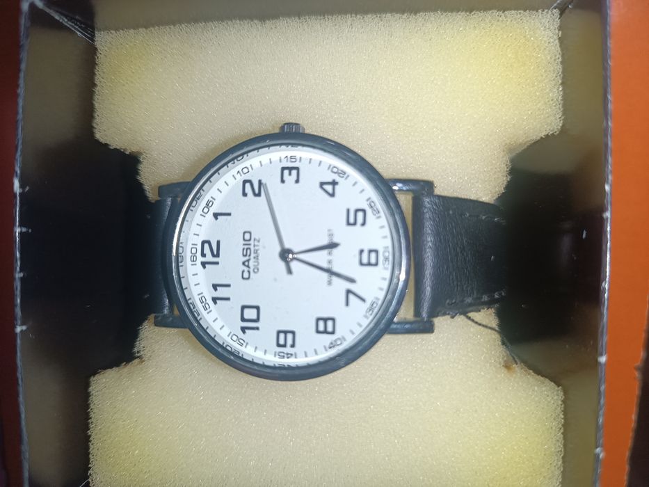 CASIO QUARTZ Soati  holati yangi karobkasi bor