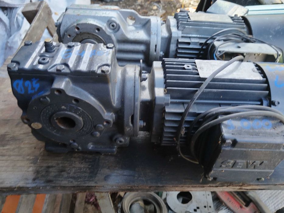 Reductor cu motor electric la 220 /380 64 rotații pe minut
