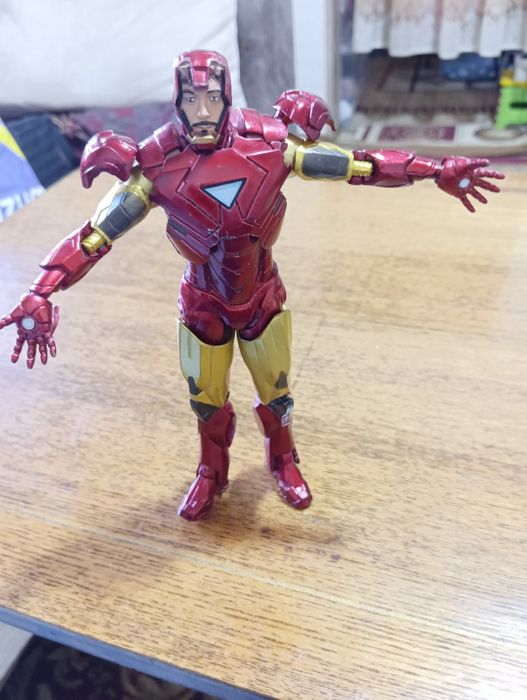 Продам игрушку железного человечеа
