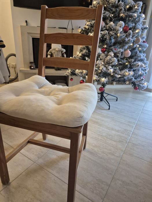 Продавам маса от чам и 4 стола