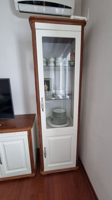 Стенка и стол в гостиную