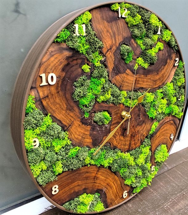 Часовник със скандинавски мъх и масивно дърво
