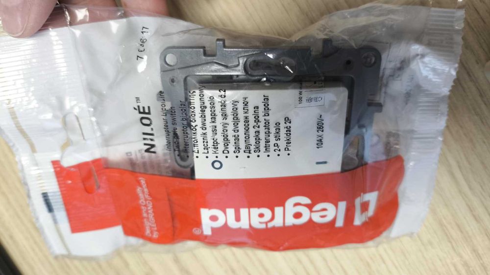 Комплект ключ и контакт шуко Legrand, серия Niloe за открит монтаж. НОВ