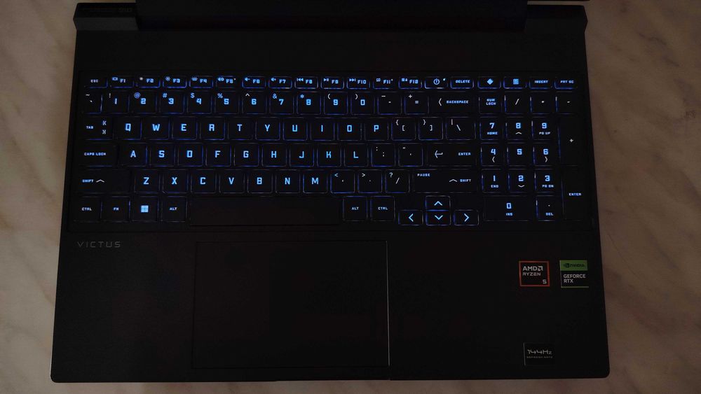 Noutbuk / Laptop / RTX 4050 AMD 8645HS / HP VICTUS 15