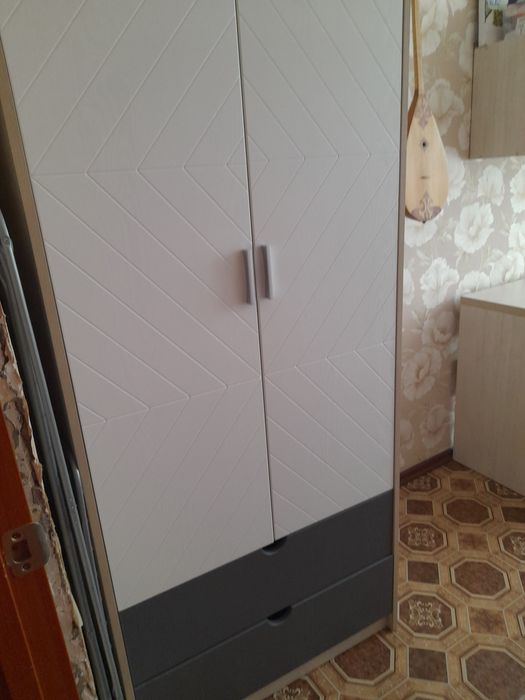 Продам шкаф и стол