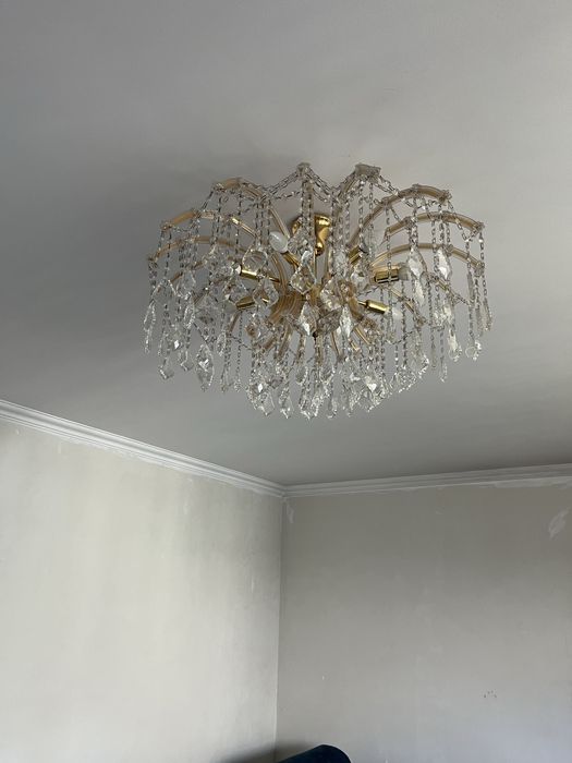 Диван, тумба под телевизор и люстры