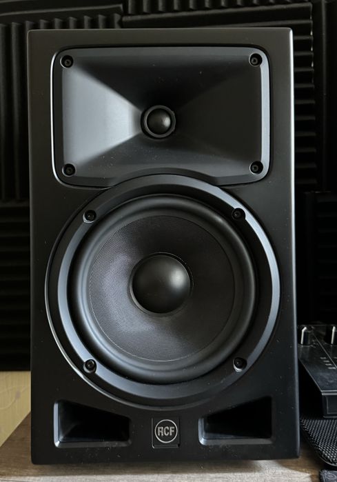 Студийный монитор RCF Ayra PRO 8, активный 2-х полосный, 8"+1", 140Вт