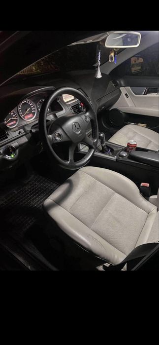 Vând Mercedes C200