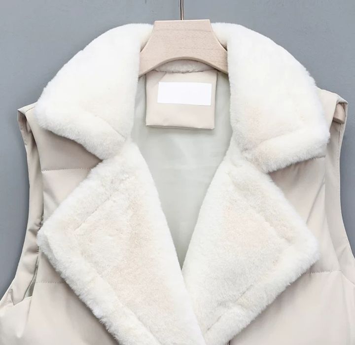 Продаётся тёплая, женская жилетка, бежевого цвета