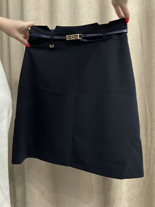 Пробам темно-синюю юбку