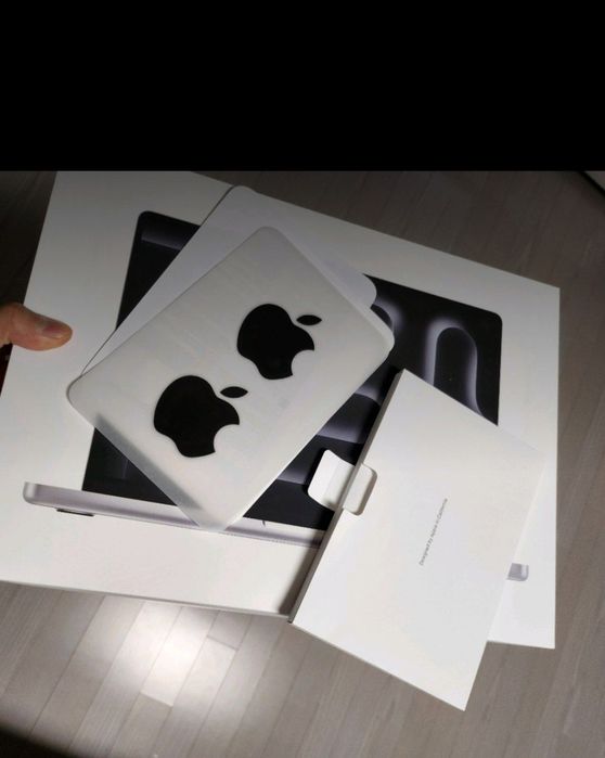 MacBook Pro M3 Pro 14 dyum silver (18GB/1TB) full box sotiladi