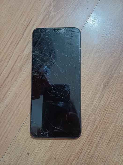 Samsung Galaxy A22 cu displayul spart. Placa este buna