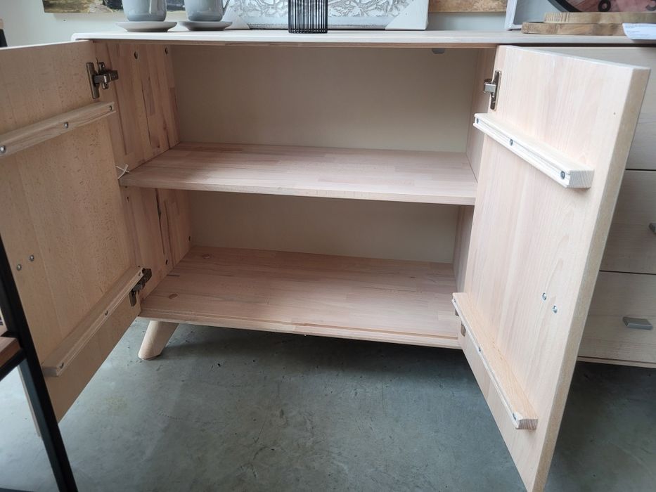 Продавам нов шкаф избелен  бук масив 140х75х40 см