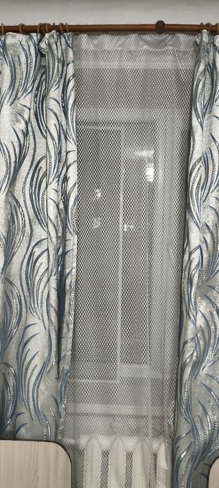 Диван,две спальные кровати,ковры,шторы.