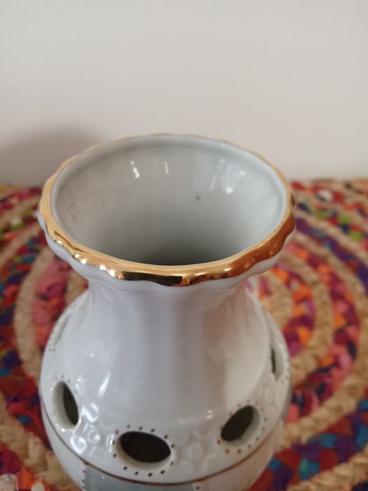 Vază realizată manual cu inserții de aur