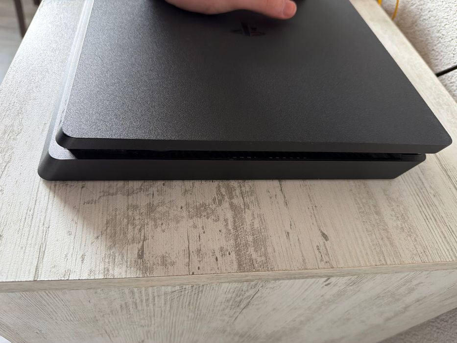 PS4 slim 1 tb в доста добро състояние