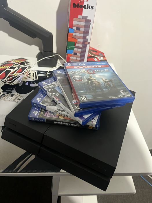 PS4 1TB + 5 игр + 2 джойстика