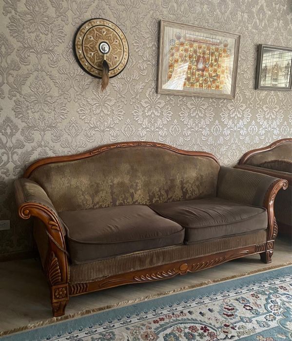 Стол со стульями и диван