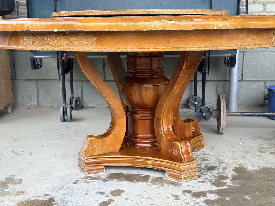 Деревянный круглый стол с вращающейся верхней платформой