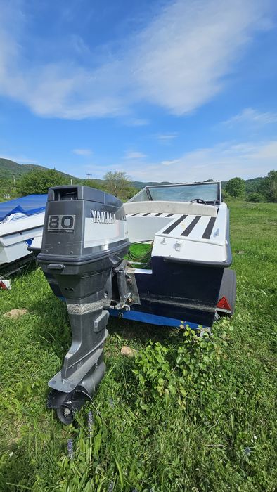 Barcă cu motor Yamaha