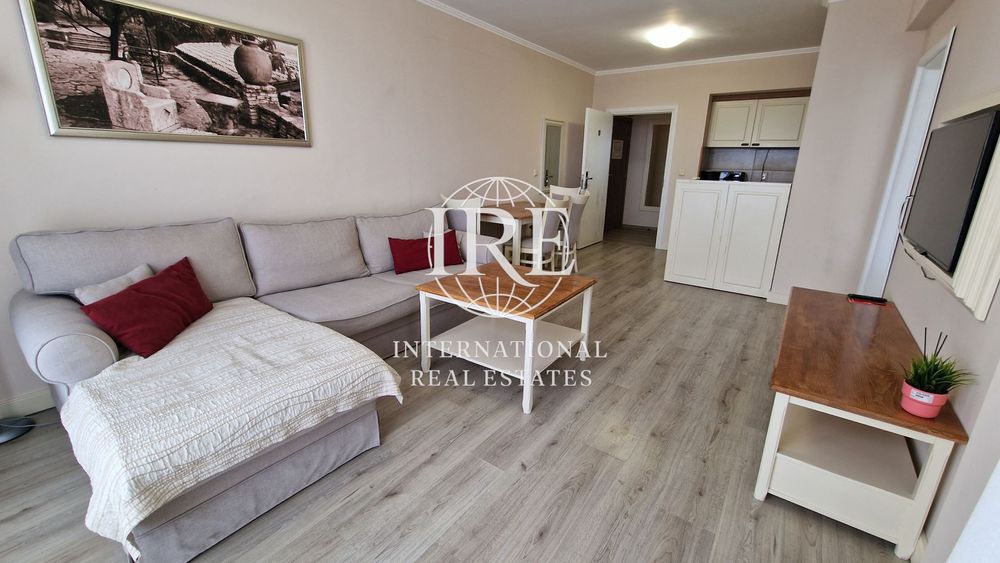 Просторен тристаен апартамент на метгри от морето! Морска панорама! Л