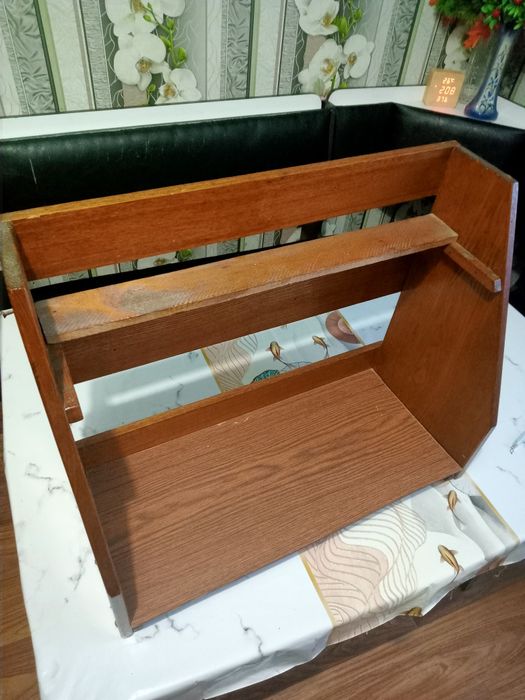 Полка для книг ,статуэток.