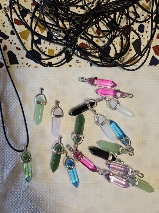 Vând set de 10 pandantive colorate