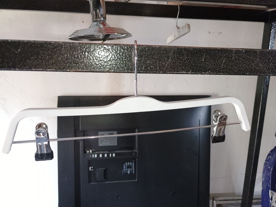 Вешала белые для одежды.