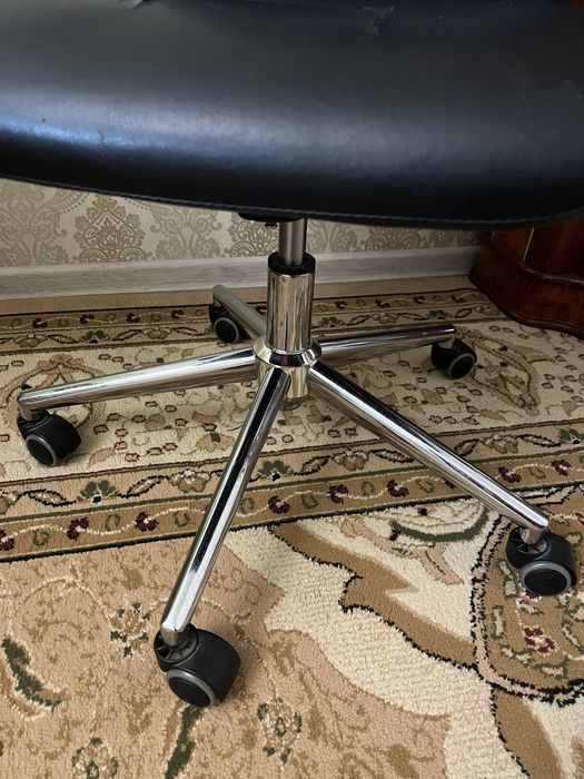 Кресло офисное черное