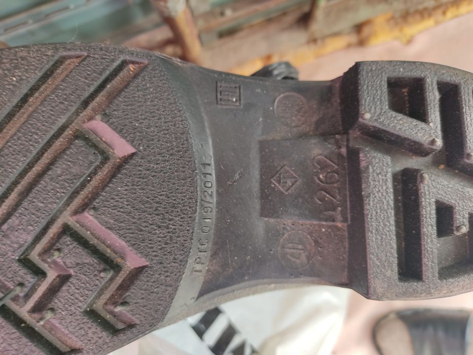 Продам ботинки и резиновые сапоги