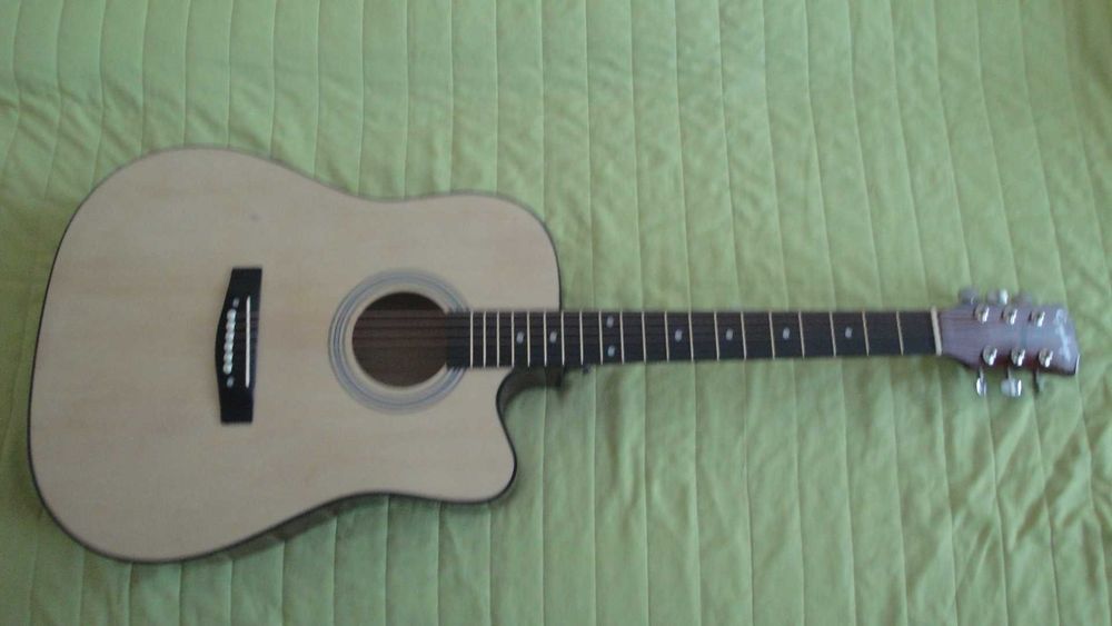 Продавам акустична китара