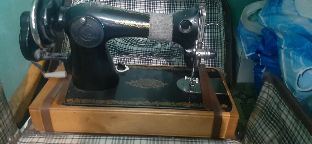 Продается Швейная машинка