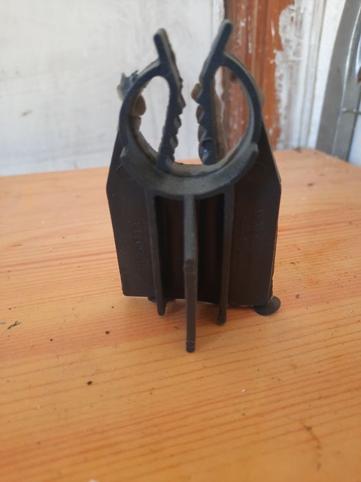 Лягушка, стульчик для арматуры