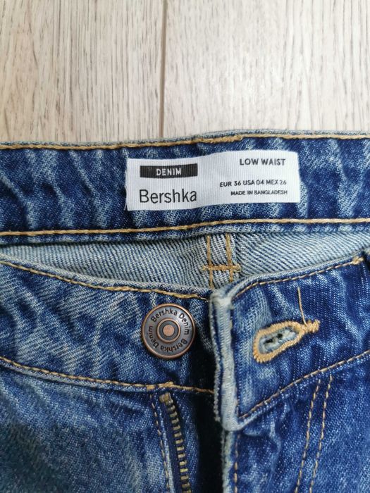 Blugi loose fit marca Bershka, mărime 36, colecția nouă