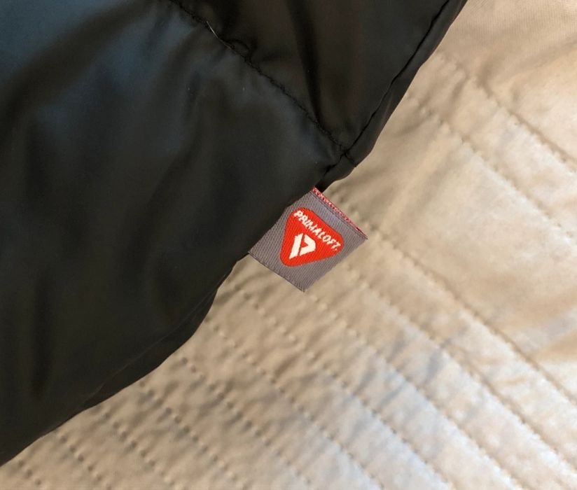 Geaca Nike nouă cu etichetele pe ea