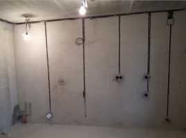 Штробление под элеткропроводку под трубы водоснабжения канализации пол