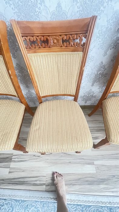 Продам стол и стулья гостиные