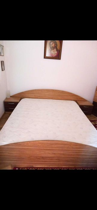 Спалня с матрак и нощни шкафчета