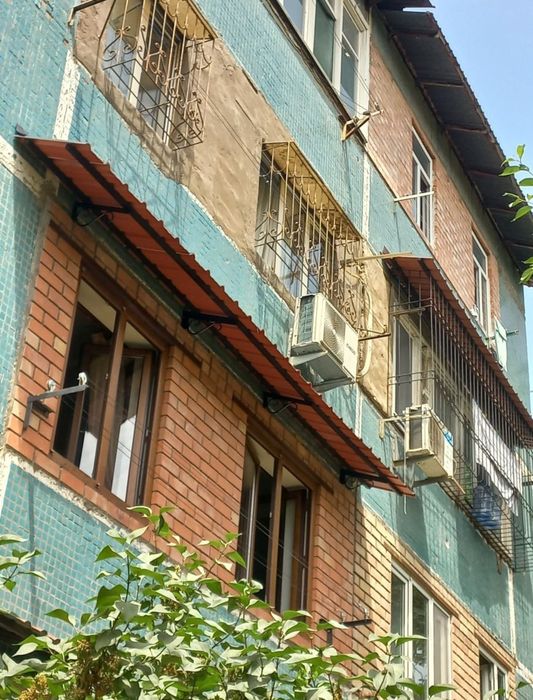 Установка  козырьков  над  окнами .Бельевые ролики  .