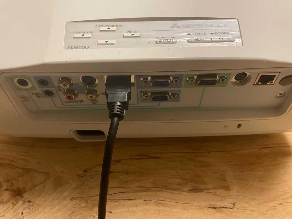 Продавам прожектор Mitsubishi XD600U (DLP, 720p, 4500 ANSI)