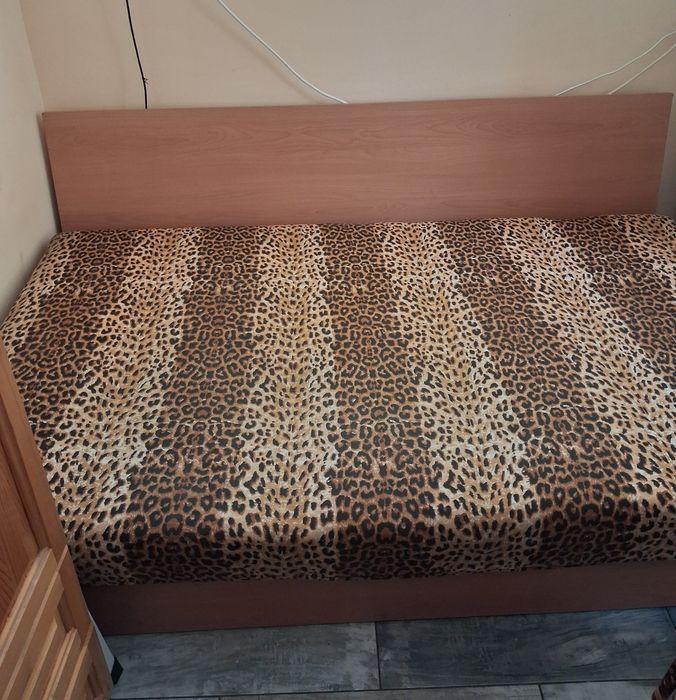 Продавам спалня с размери 120 cm на 190 cm. Спалнята е в добро състояние.
