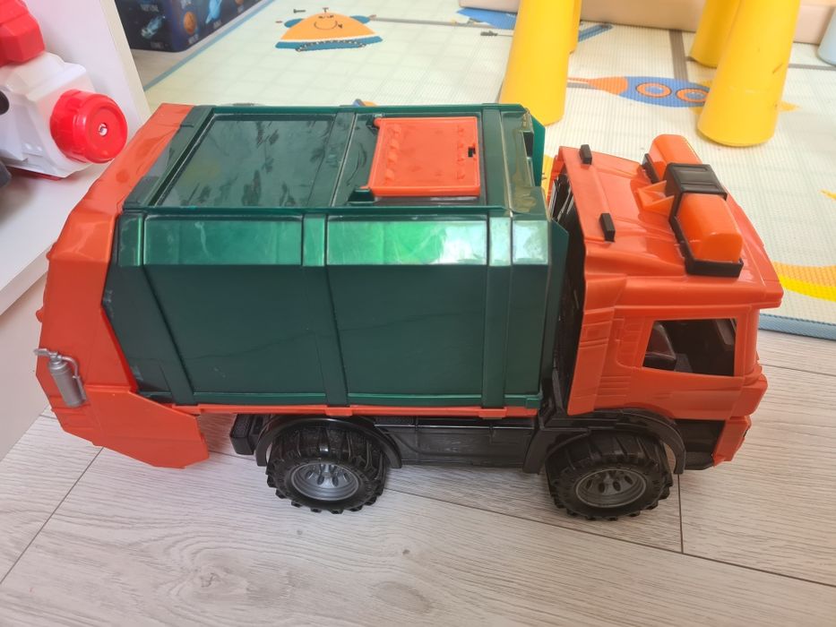 Машинки игрушки в отличном состоянии,