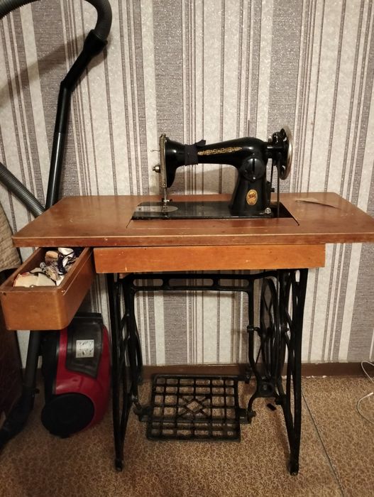 Продам старую швейную машинку