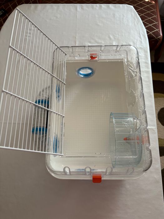 Vând cușcă pentru hamster+recipiente pentru mâncare.
