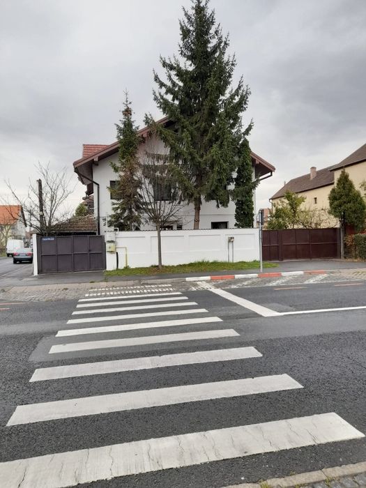Inchiriez casa 3 camere,  zona Sub Arini- scoala militara.