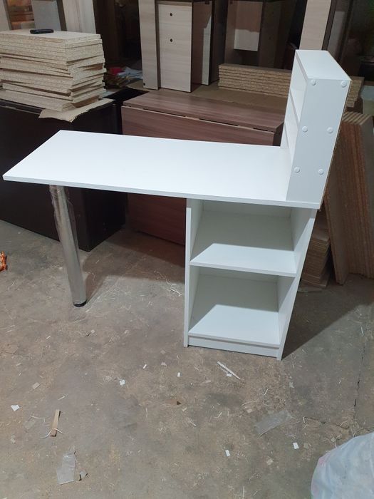 Маникюрный стол новый