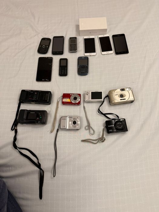 Telefoane vechi si aparate foto vand urgent