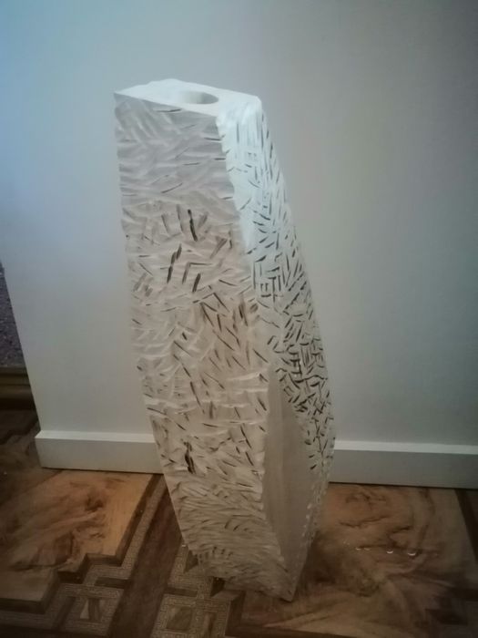 Ваза из цельного дерева.