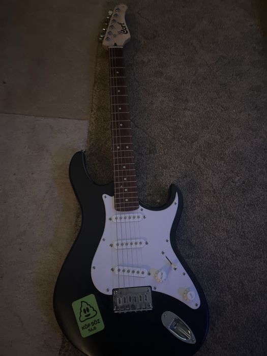 Электрогитара новая почти не играла, компания корт