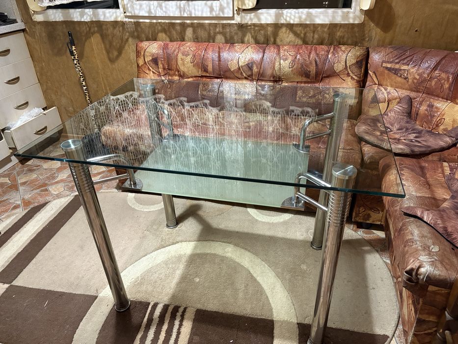 Стъклена кухненска маса